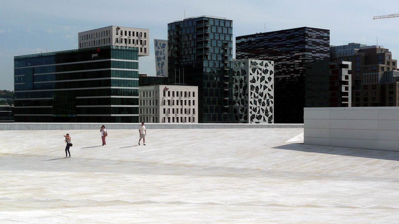 Dach Opery w Oslo i wieżowce dzielnicy Barcode